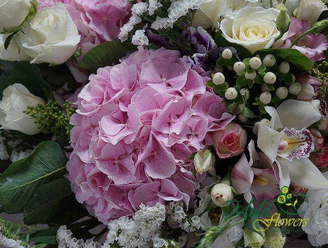 Букет из гортензий и белых роз "Созвездие любви" - 2 (под заказ 10 дней) Фото